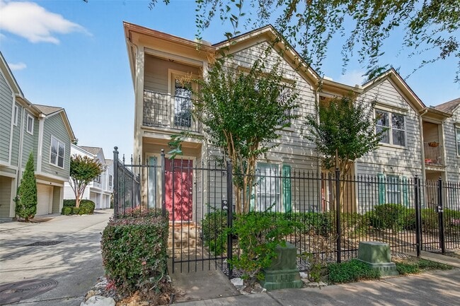 Building Photo - 1127 W 24th St