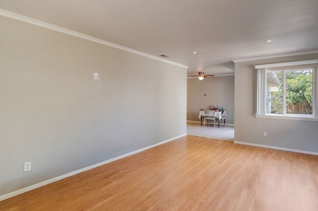 Building Photo - Charming 2 Bedroom Duplex with Private Backyard & Garage!