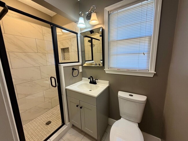 Building Photo - Minutes from Shaw AFB!