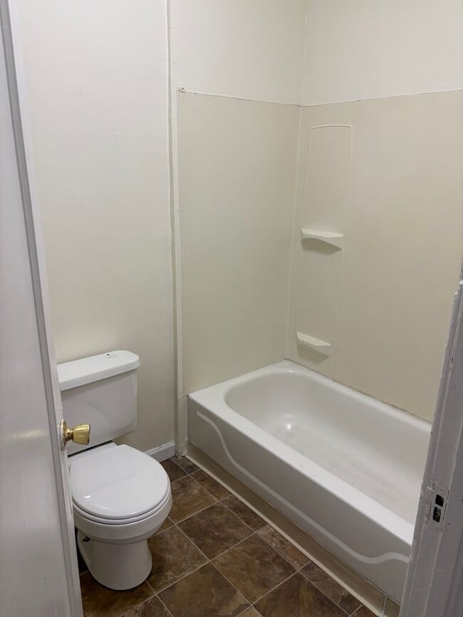 Building Photo - Nice 2 Bedroom