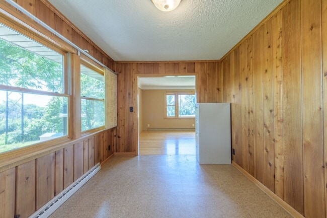 Building Photo - Must see home in mendota heights, huge lot...
