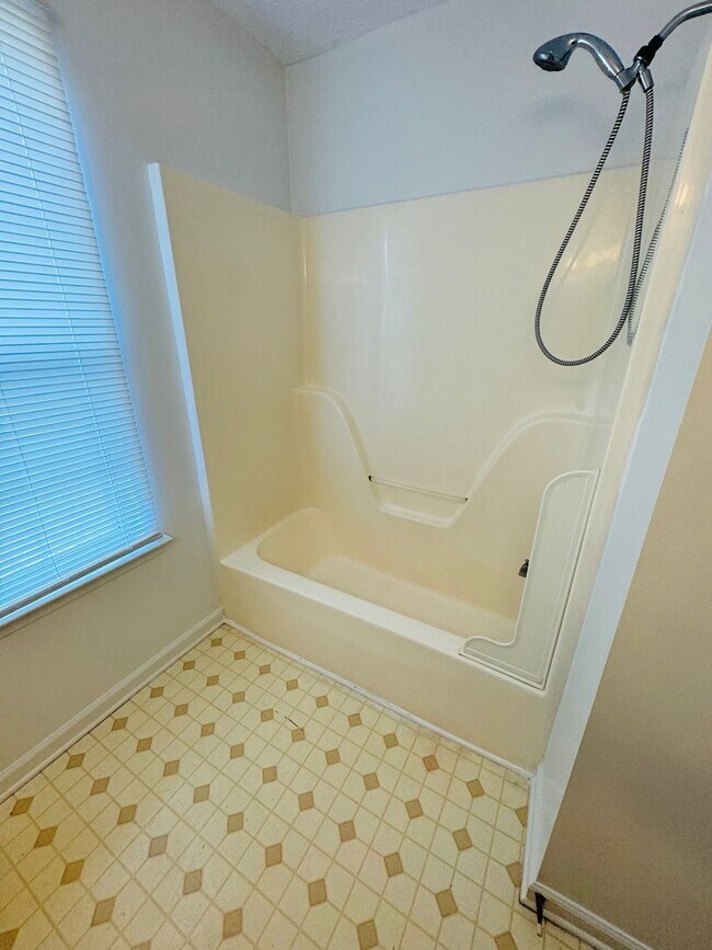 Building Photo - For Lease - 3 Bed, 2 Bath, 1400sqft Home i...