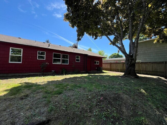 Building Photo - Quaint 2-Bedroom Ranch in Established Neig...