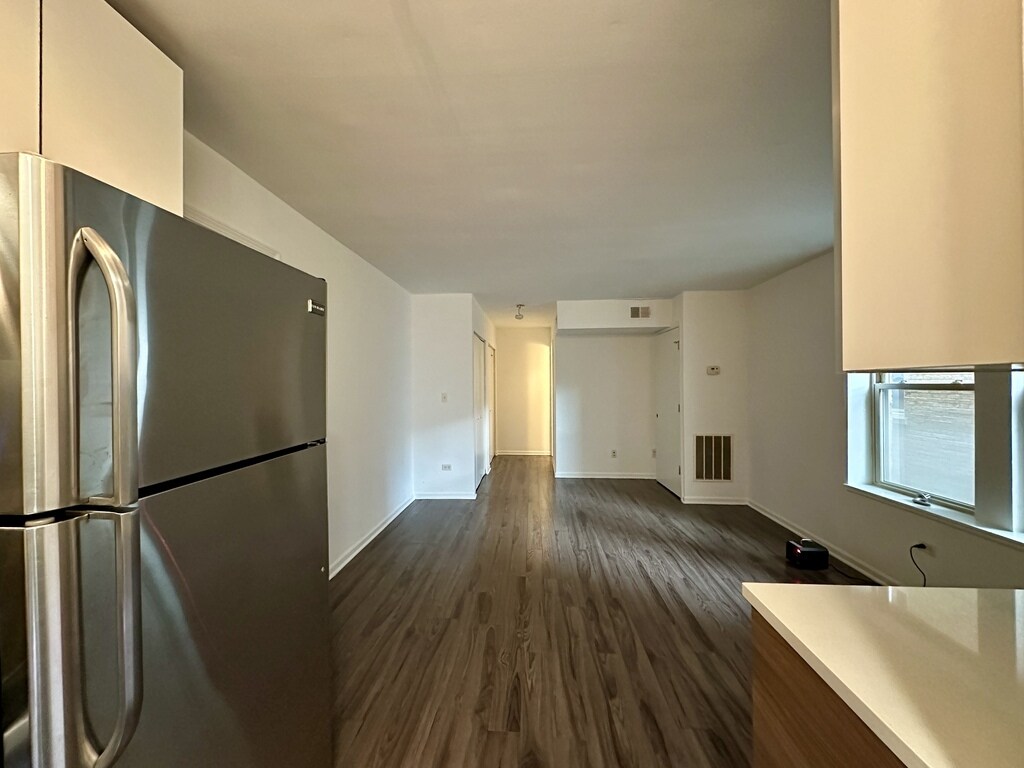 Building Photo - 925 W Carmen Ave