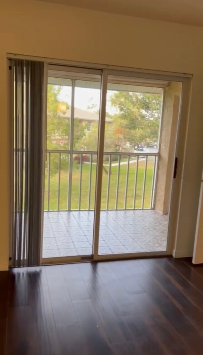 Building Photo - 1562 SE Royal Green Cir