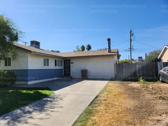 Building Photo - 4 bedroom/ 1 bathroom near schools, park, ...
