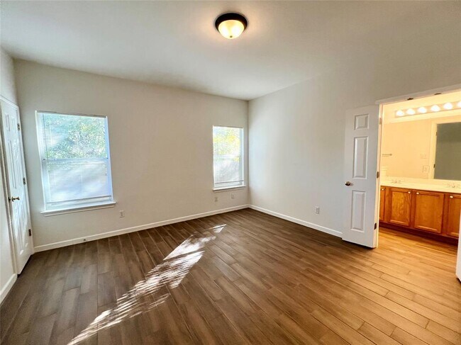 Building Photo - 804 N Creek Blvd