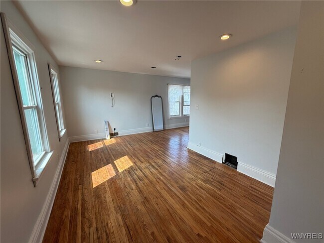 Building Photo - 11 Baynes St