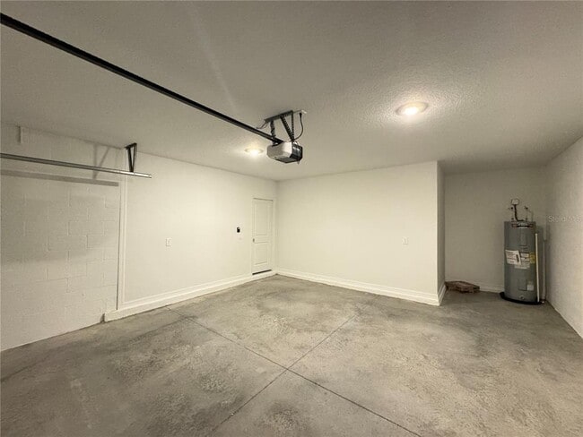 Building Photo - 978 Hour Glass Rd