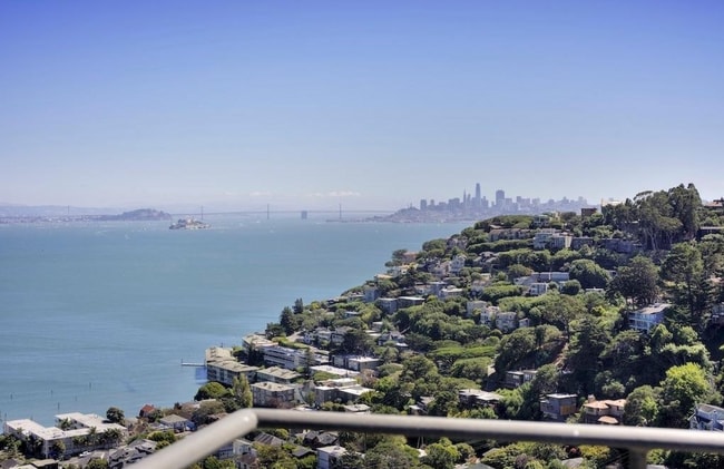 Building Photo - Beautiful Home w/ Stunning Views from Ever...