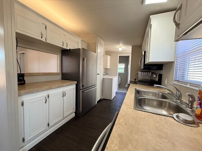 Building Photo - Super Cute 2/2 on almost half acre!