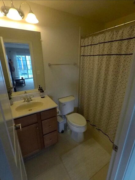 3rd Full bathroom, family room - 8828 Englewood Farms Dr