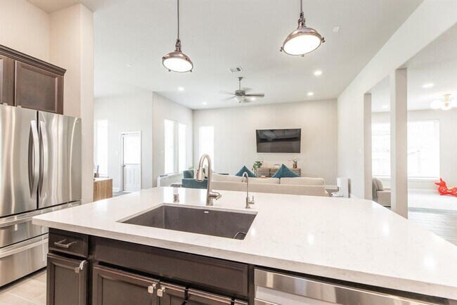 Building Photo - 15215 Holloway Hls Trl