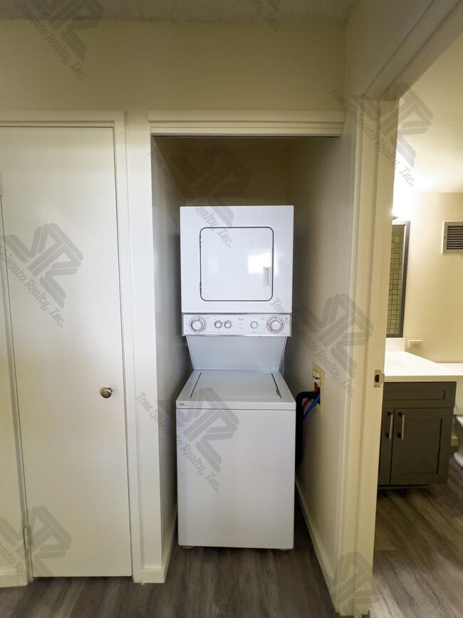 Building Photo - 2 bedroom, 2 bathroom 2 parking at Lakecrest