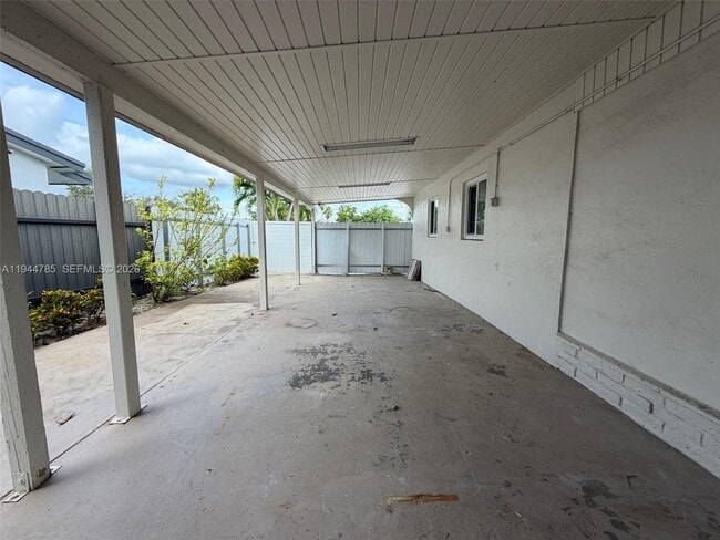 Building Photo - 9920 Jamaica Dr