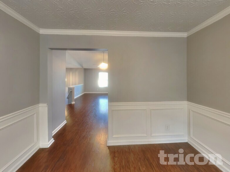 Building Photo - 3275 River Ln SE