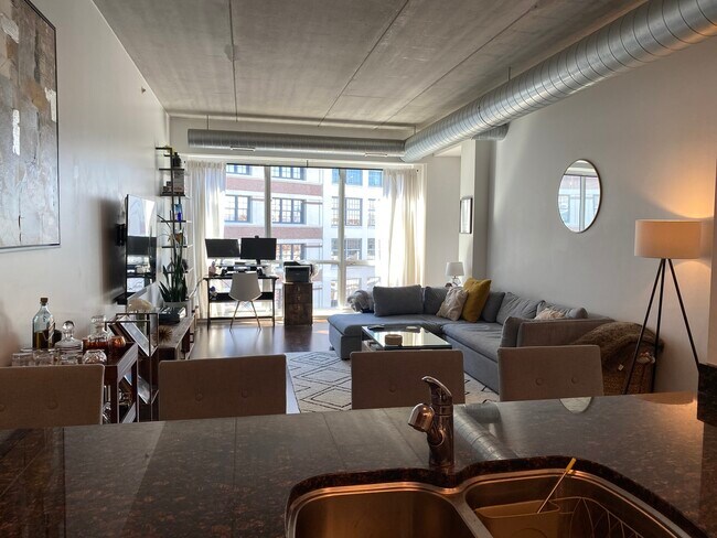 Building Photo - 845 N Kingsbury St