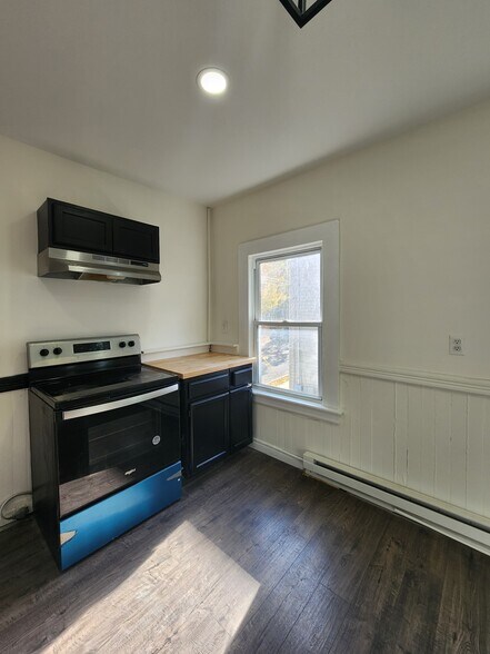 Building Photo - 135 Willow St