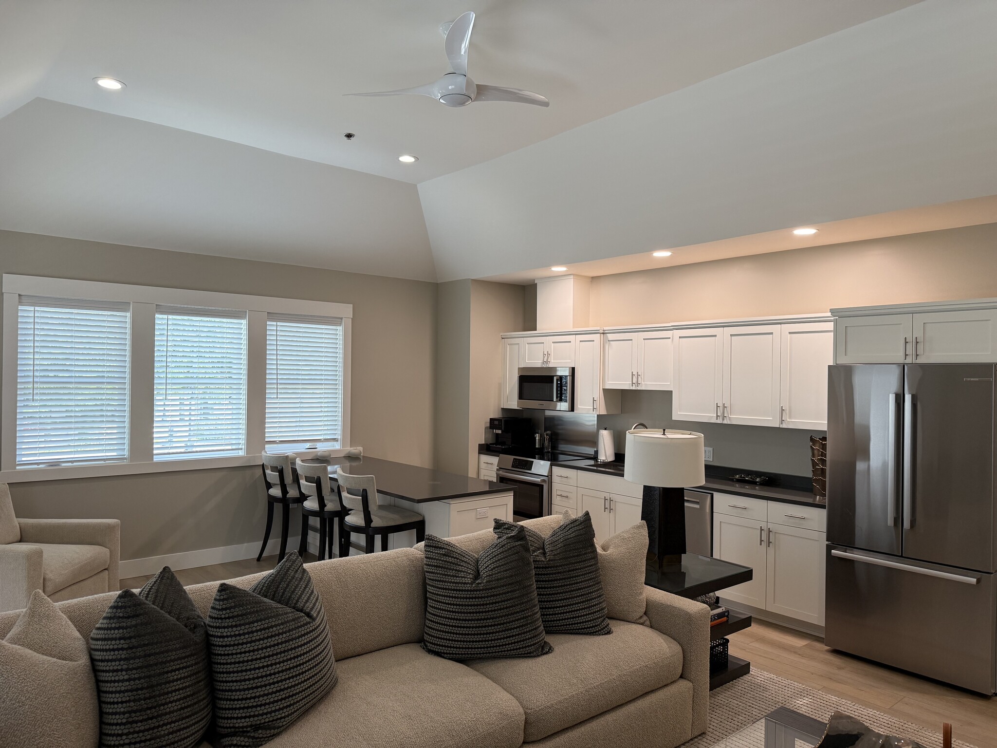Living Rm/Peninsula & Kitchen - 16600 Boones Ferry Rd