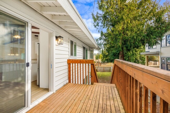 Building Photo - Gorgeous Fully Renovated 5 Bedroom Redmond/Bellevue/Kirkland Border