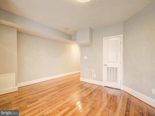 Building Photo - 424 Elm St NW