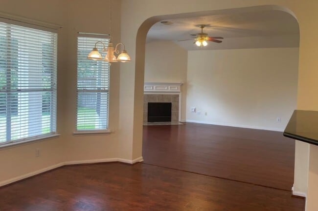 Building Photo - 2431 Pine Shadows Dr