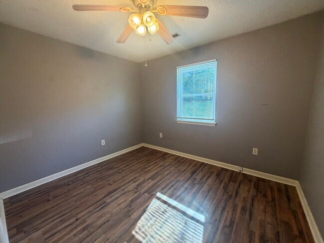 Building Photo - 11 Coulter Dr