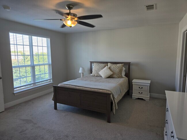 Primary bedroom - 801 Luther St W