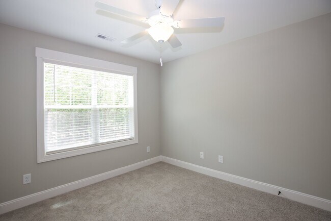 Building Photo - "Luxurious 3-Bed Townhouse with Granite Countertops on Juniper Lake Road!"
