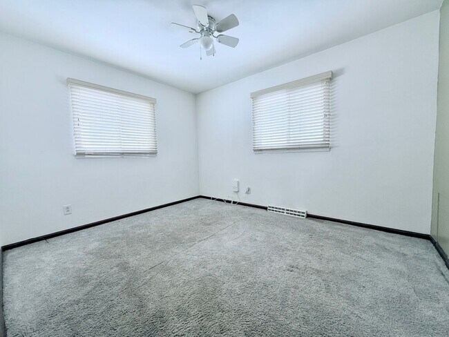 Building Photo - 3-Bed House in Waterloo