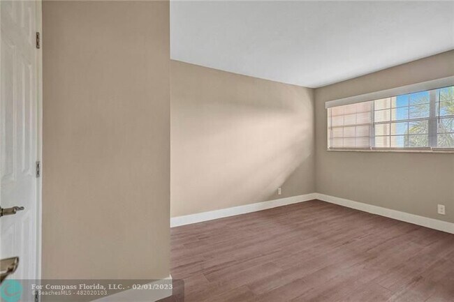 Building Photo - 3051 S Palm Aire Dr