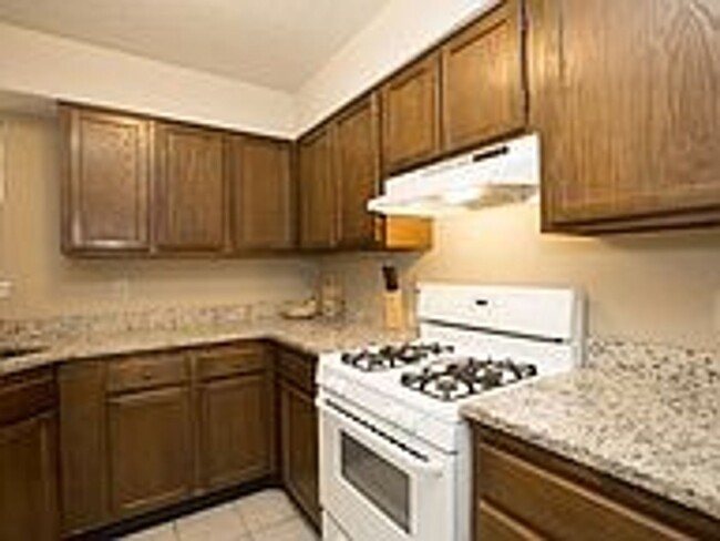 Building Photo - NO PETS ALLOWED: Wonderful 2 bedroom, 2 ba...