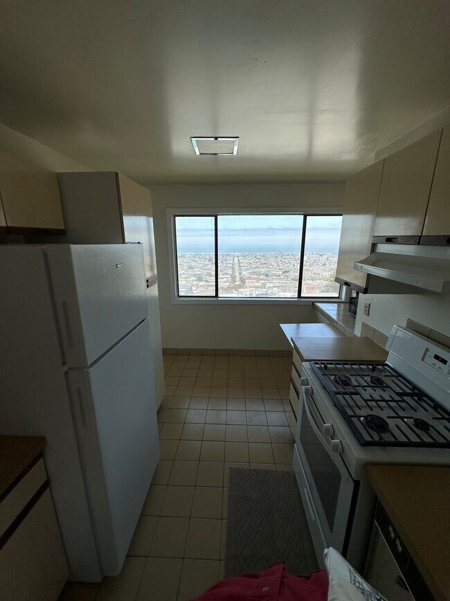 Building Photo - Beautiful Golden Gate Heights 5 Bed/3.5 Bath Home w/Amazing Views