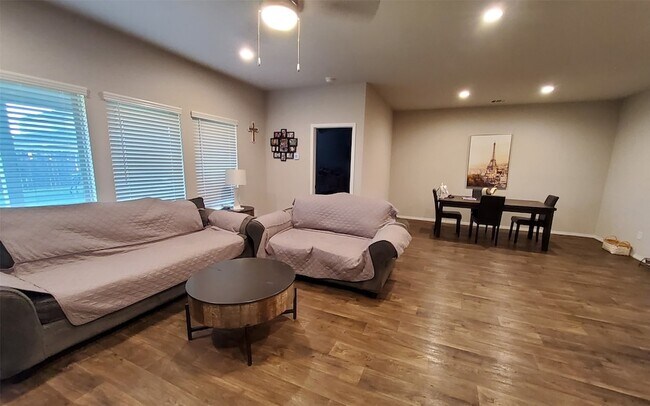 Building Photo - 22619 Castello Lakes Dr
