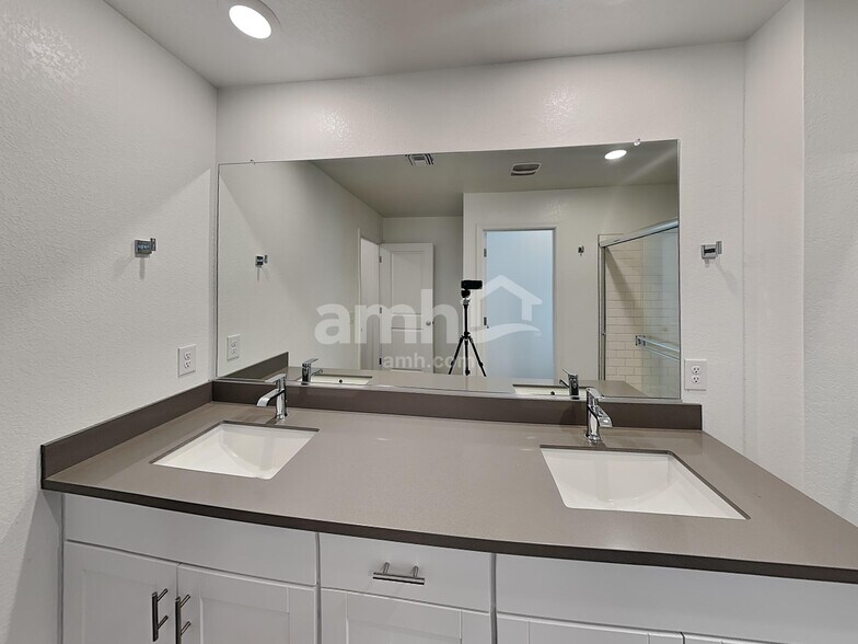 Building Photo - 8971 N 171st Dr