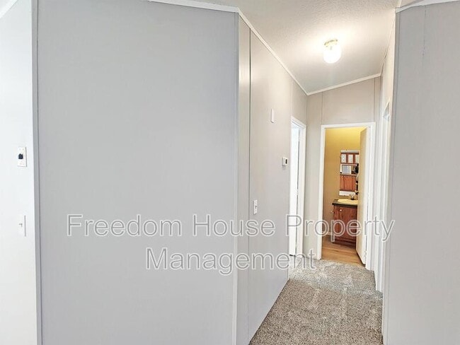 Building Photo - 320 W Comstock Cir S