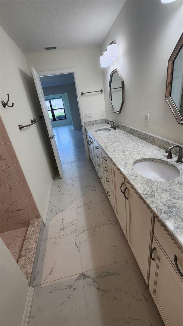 Building Photo - Dream Villa in Palmer Ranch Area