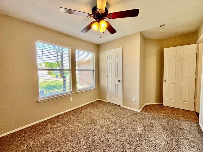 Building Photo - 2200 Lookout Ln