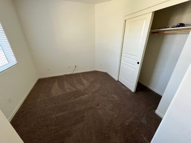 Building Photo - beautiful three bedroom home with sparkling pool in Visalia