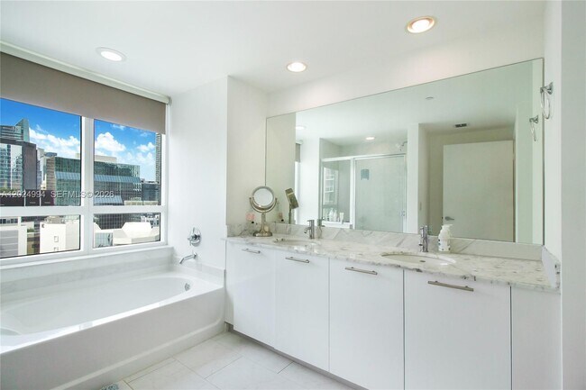 Building Photo - 950 Brickell Bay Dr