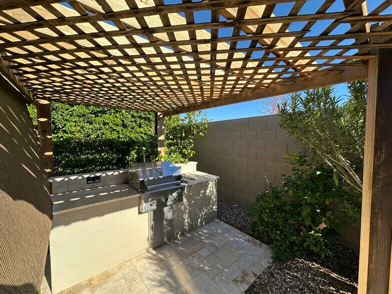 Building Photo - 1140 E Cherrywood Pl