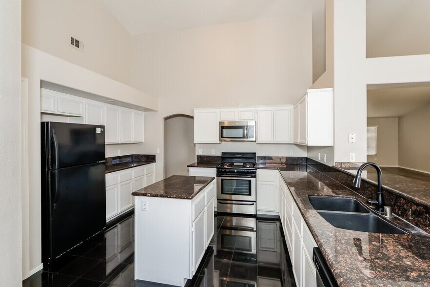 Building Photo - 6017 Ingenue Rd