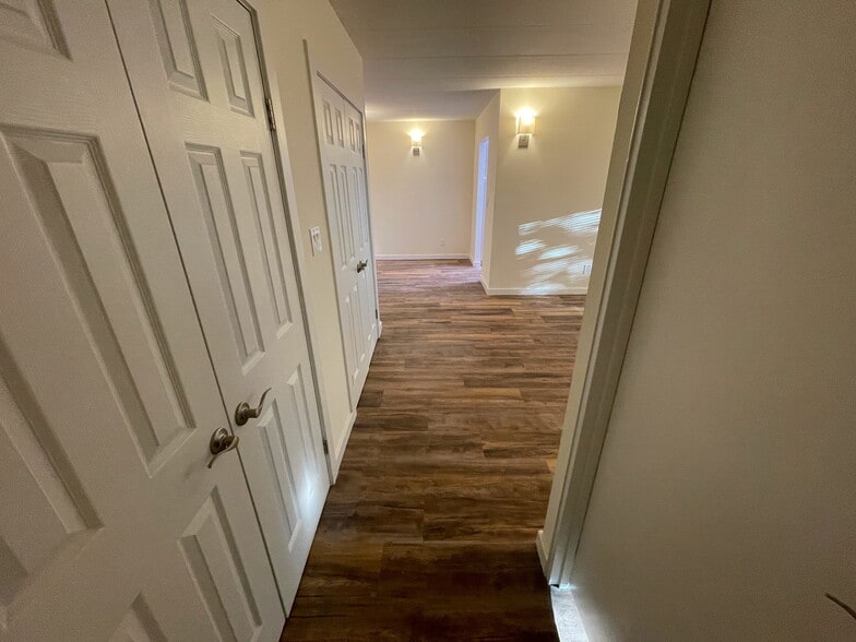 Entrance hall from bedroom door - 27 Northill St