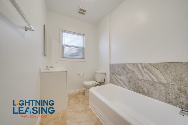 Building Photo - 1625 Normandie-15D