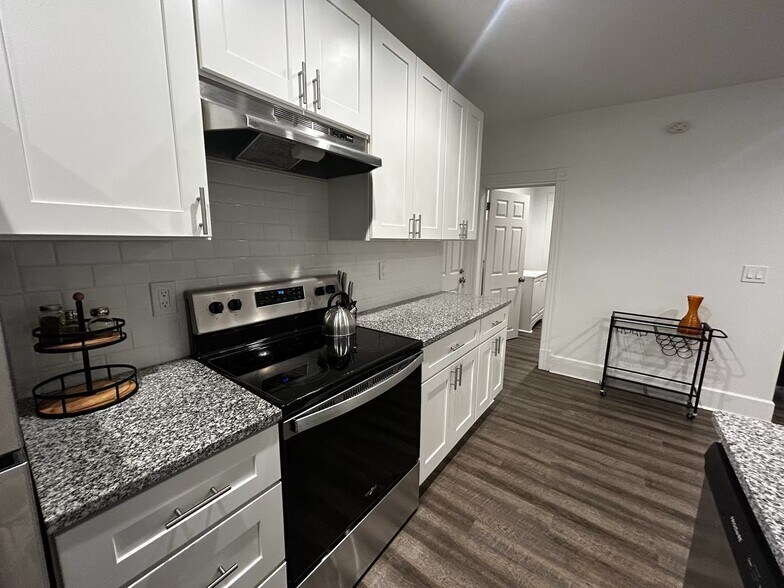 Building Photo - 2215 W Broadway Ave