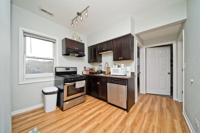 Primary Photo - 3 bedroom in Chicago IL 60607