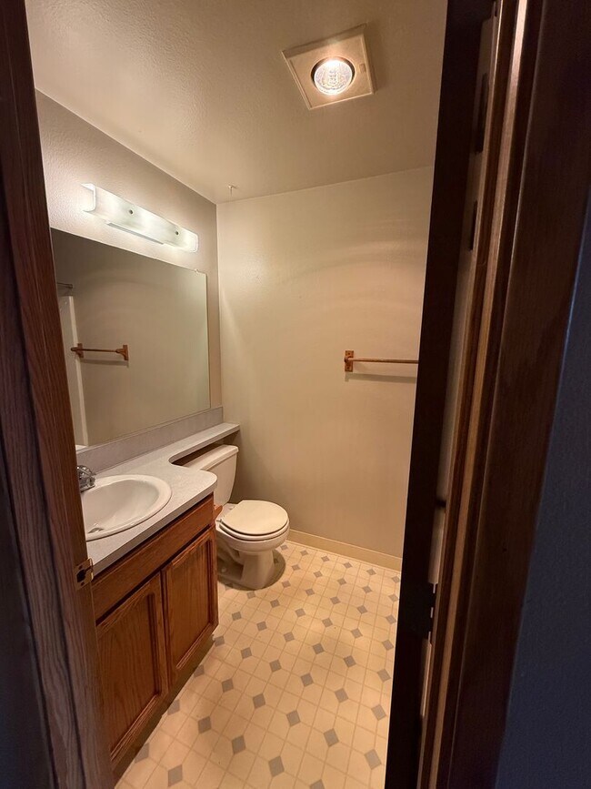 Building Photo - Woodland Ranch 3Bd/2Ba Home with Large Fully Fenced Yard - Easy Access to I-5