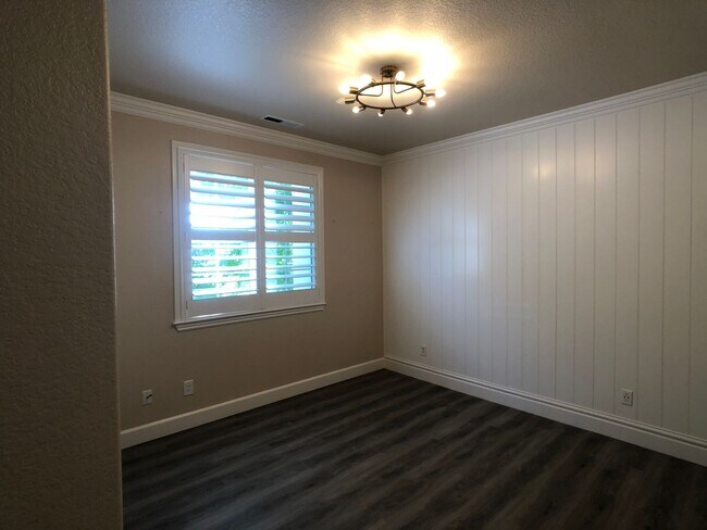 Building Photo - Stunning Eagle Ridge Home