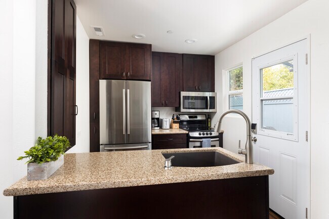 Small but stocked kitchen - 1608 Castillo St