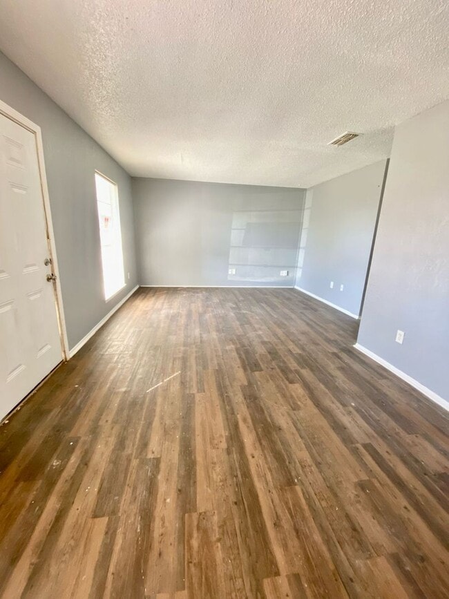 Building Photo - $0 First Month's Rent / $0 Deposit at Move-in
